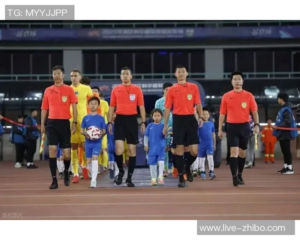 杨一鸣肘击被红牌罚下新鹏城领先后遭遇人数劣势